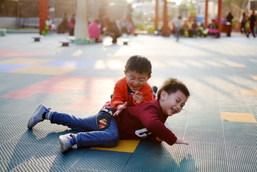 啦 广外幼儿园教师 邓少芳《队旗飘飘 广外佛山外校教师 邓嘉瑶